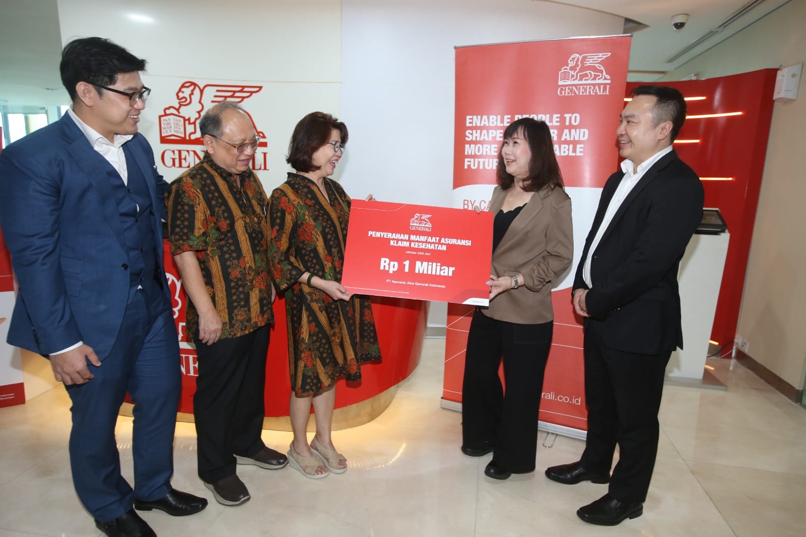 Direksi Generali Indonesia menyerahkan klaim sekaligus menyerahkan bingkisan sehat kepada nasabah Surjati.