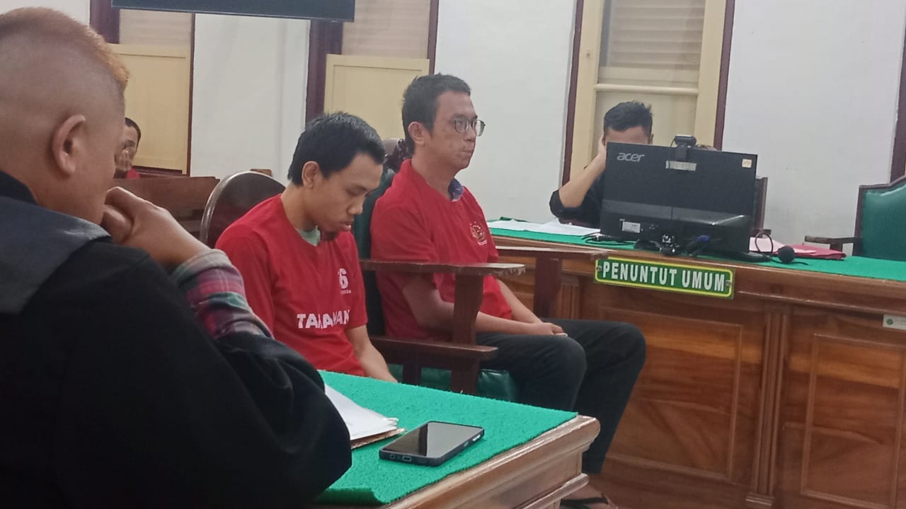 SIDANG: Kedua terdakwa kasus penggelapan CPO, saat menjalani sidang di&nbsp;PN&nbsp;Medan.&nbsp;(Ist)