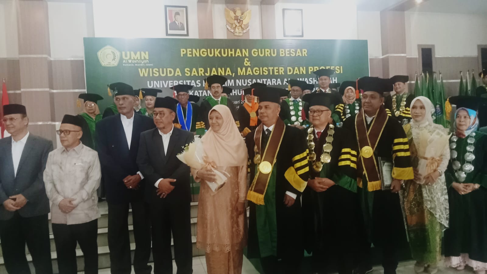 GURU BESAR: Dua guru besar UMN Al-Washliyah bersama rektor dan undangan pengukuhan dan wisuda. (DEDDI MULIA PURBA/SUMUT&nbsp;POS)