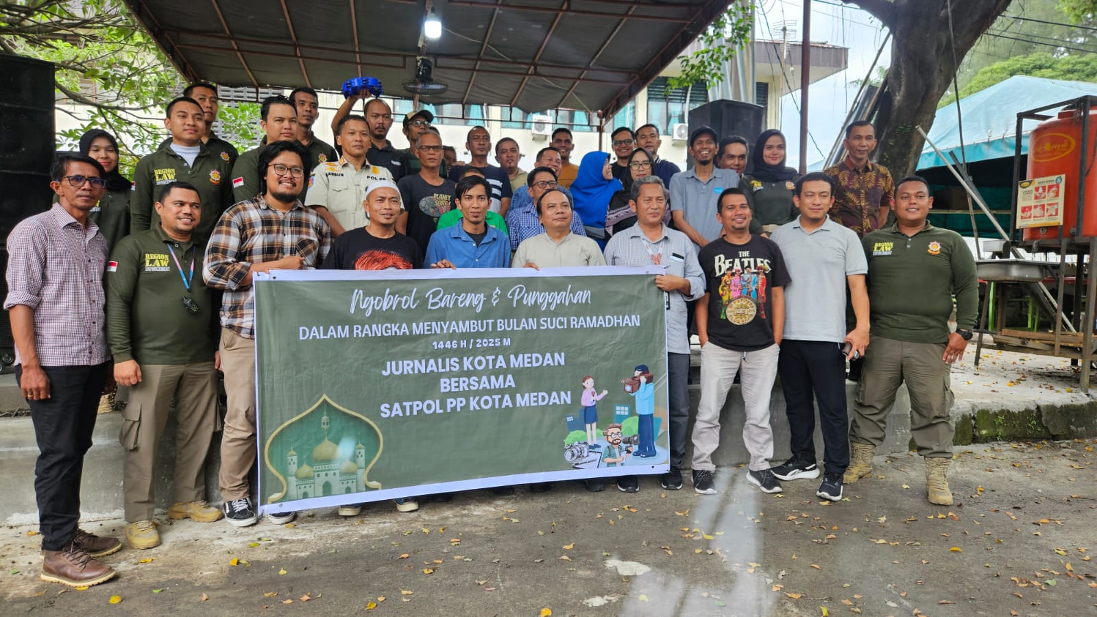 BERSAMA: Kasatpol PP, Rakhmat Adisyah Putra Harahap bersama para wartawan, di Warkop Jurnalis yang ada di Jalan H Agus Salim, Kamis (27/2). Sumut Pos/Dokumen&nbsp;Pribadi