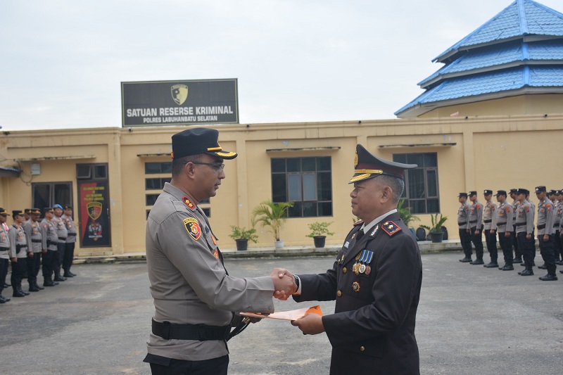 PENGHARGAAN: Kapolres Labuhanbatu Selatan, AKBP Arfin Fachreza, SH, SIK, MH memberikan penghargaan kepada Kompol Ahyat pada upacara purbakti di Mapolres Labusel. KHAIRUDDIN/SUMUT&nbsp;POS