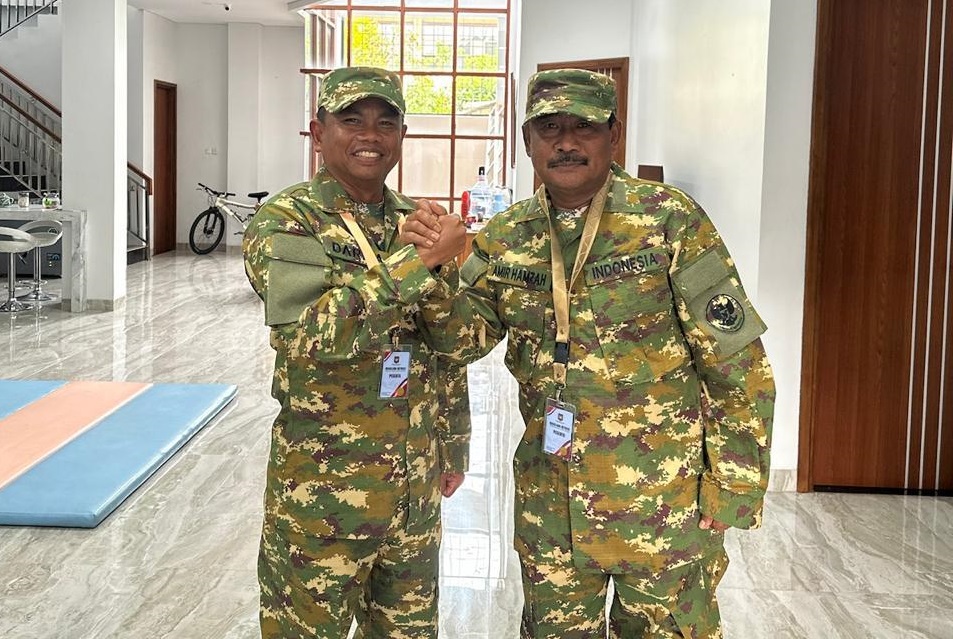 SALAM KOMANDO: Wali Kota Binjai, Amir Hamzah (kanan) salam komando dengan kepala daerah di Sumut saat&nbsp;ikut&nbsp;retret.(Diskominfo Binjai/Sumut Pos)