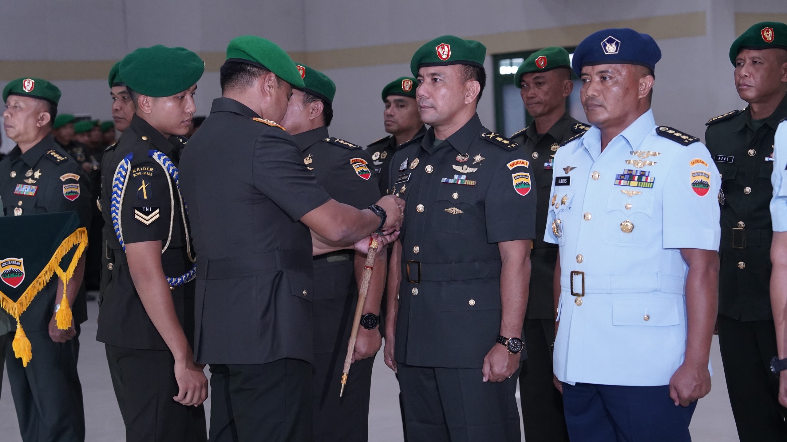SERTIJAB: Pangdam I/BB, Mayjen TNI Rio Firdianto saat memimpin Sertijab sejumlah pejabat Kodam I/BB dan Tradisi Korps, di Balai Prajurit Makodam I/BB, Medan, Kamis (27/2). Sumut Pos/Dokumen&nbsp;Pribadi