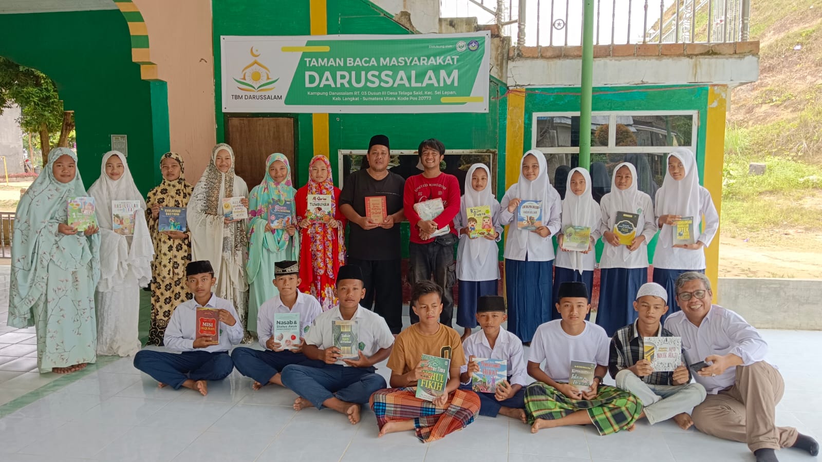 Ketua PFI Medan Risky Cahyadi dan Ketua Asosiasi Profesi Fotografi Indonesia Pengda Sumut Dr Muhammad Said Harahap saat menyerahkan&nbsp;wakaf&nbsp;buku.