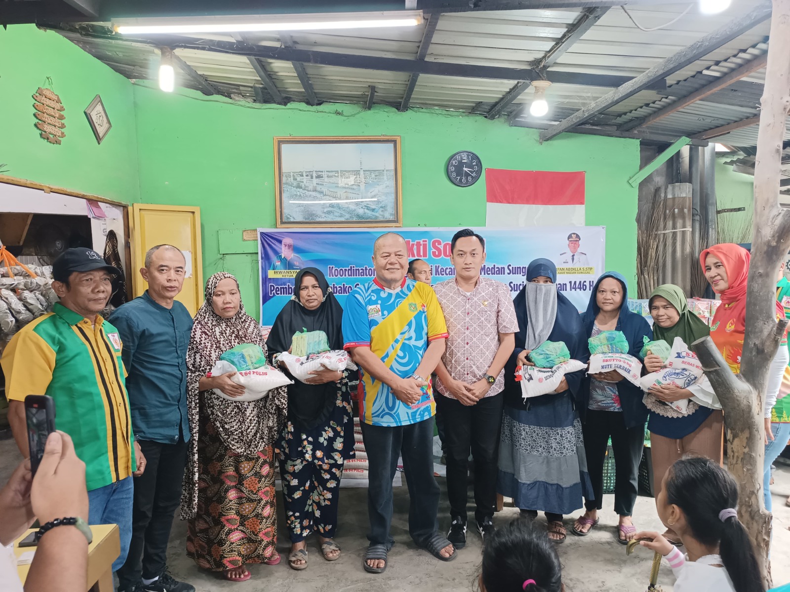 BERSAMA: Ketua Umum KONI Kota Medan Aswindy Fachrizal SE dan Koordinator Olahraga Kecamatan Azwansyah saat membagikan sembako kepada masyarakat.&nbsp;(Dok&nbsp;Pribadi)