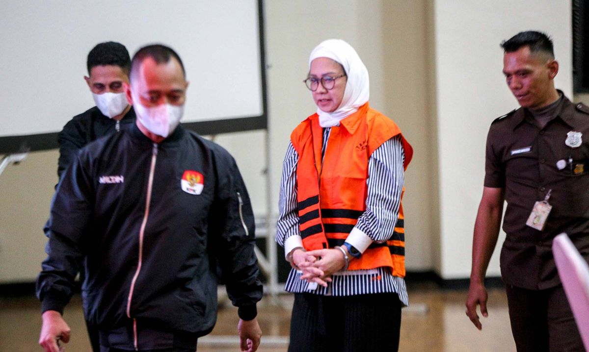 TANGKAP: Mantan Dirut Pertamina, Karen Agustiawan saat ditangkap KPK beberapa waktu yang lalu. (Dok: istimewa)