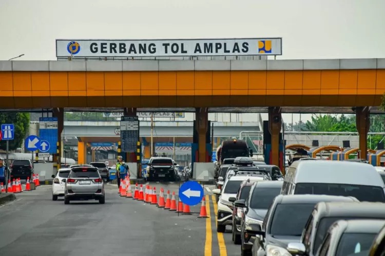 PADAT: Kendaraan roda empat memadati jalur keluar Tol Amplas menuju Jalan Sisingamangaraja Medan, Selasa (25/4/2024). foto:&nbsp;DOK/SUMUT&nbsp;POS