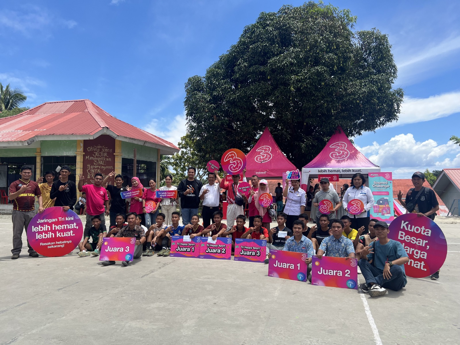 BERSAMA: Manajemen Tri Sumatra dan sisa berfoto bersama saat program Tri Goes to School di Nias Selatan belum lama ini. (Dok: Indosat)