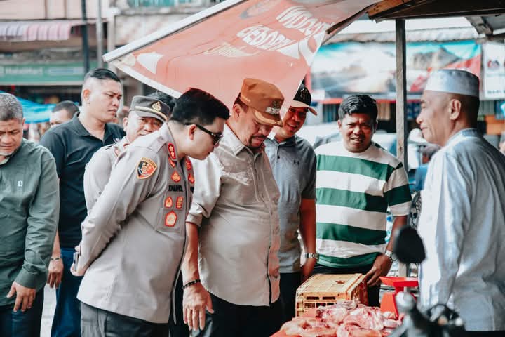 SIDAK PASAR: Bupati Batubara   H Baharuddin Siagian, SH, M.Si berama Wakil Bupati Syafrizal, SE, M.AP dan Kapolres Batu Bara AKBP. Taufiq Hidayat Thayeb melakukan sidak pasar, Minggu (02/03/2025).