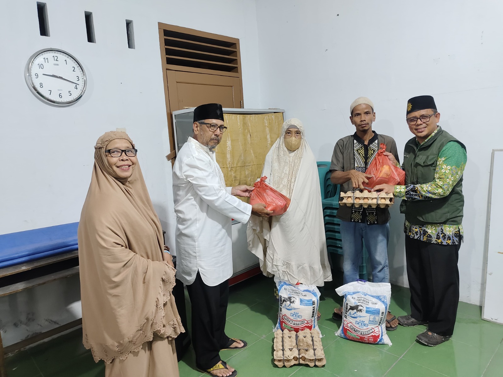 BERBAGI: Pimpinan Ranting