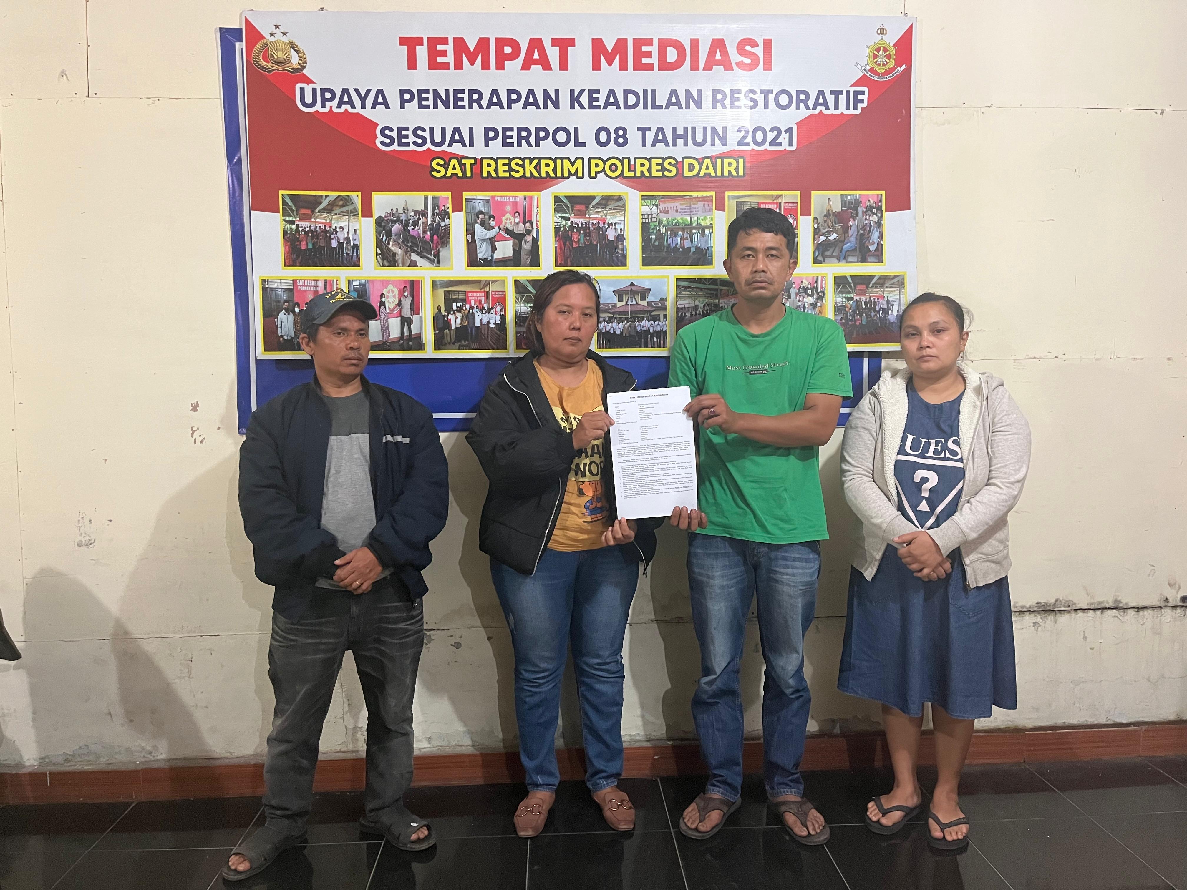 BERDAMAI: Pelaku pencurian batubata merupakan oknum personil Polres Dairi betinisial DS (2 kanan) sepakat berdamai atas kasus dimaksud di Mapolres Dairi, Sabtu (1/3/2025).istimewa.