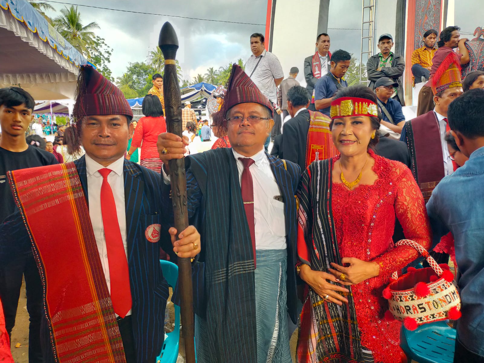 DIABADIKAN: Ketum PURASITABOR Indonesia, St Mangasi SE didampingi istri Lita Boru Sihaloho bersama Sekretaris Umum, Kastro Sitanggang diabadikan saat peresmian Tugu Raja Sitanggang/Raja Pangururan.