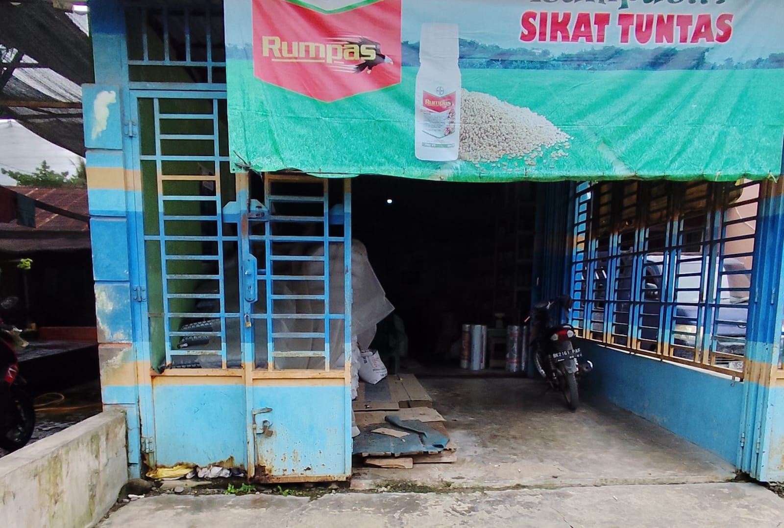 HET: Kios di Secanggang, Langkat yang menjual pupuk subsidi&nbsp;di&nbsp;atas&nbsp;HET. (Istimewa/Sumut Pos)
