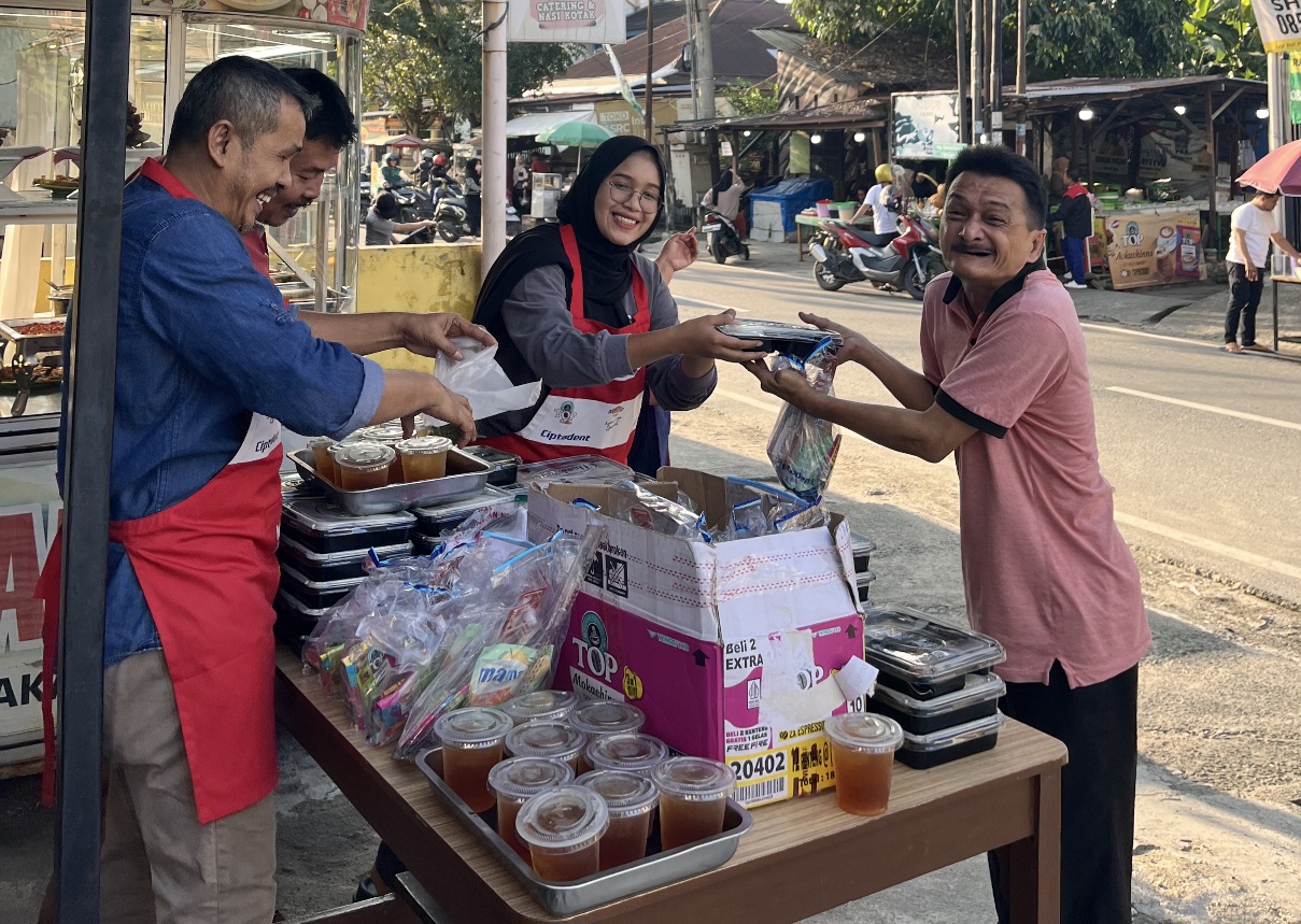 WARTEG GRATIS: Alfamart bersama Wings Group saat membagikan paket makanan berbuka selama Ramadan 2025 di Medan. (Dok: Alfamart)