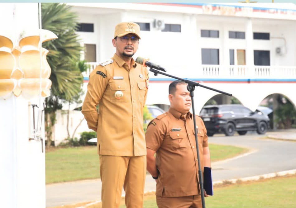 APEL:  Bupati Labuhanbatu Selatan Fery Syahputra Simatupang SH saat memimpin apel di seluruh jajaran Pemkab Labusel, Senin(3/3/2025). ISTIMEWA/SUMUT&nbsp;POS