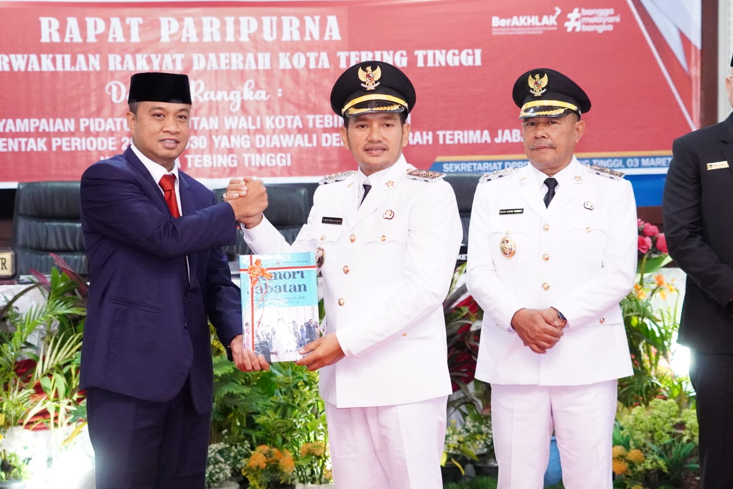SERTIJAB: Wali Kota Tebingtinggi Iman Irdian Saragih dan Wakil Wali Kota Chairil Mukmin Tambunan Melakukan serah terima jabatan dengan mantan Pj Wali Kota Tebingtinggi Moettaqien Hasrimi.
