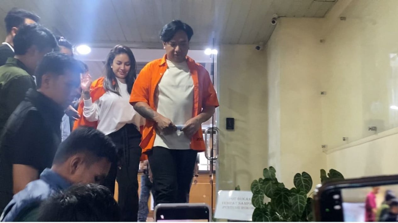 TAHAN: Nikita Mirzani dan asistennya, Mail saat menggunakan rompi tahanan. (Dok: ist)