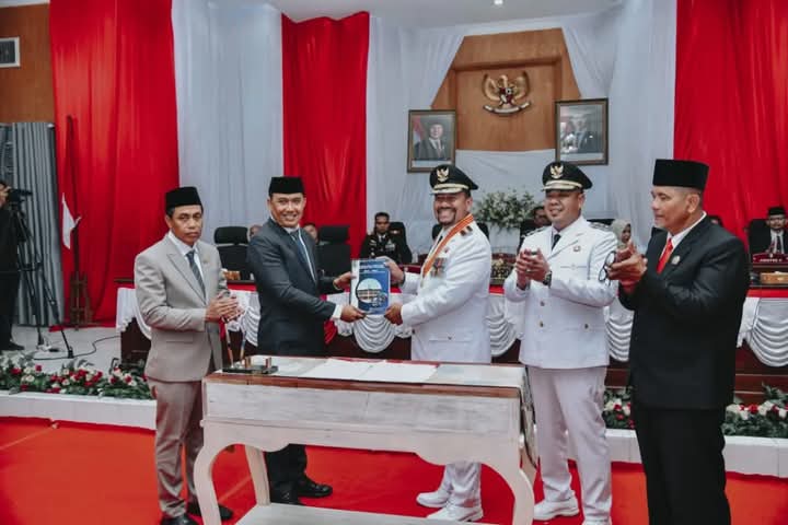 SERTIJAB: Bupati Batubara H Baharuddin Siagian, SH MSi didampingi Wakil Bupati Syafrizal, Ketua DPRD Batubara M Saffi saat menandatangani berita acara purna tugas Pj Bupati Batubara Heri Wahyudi.