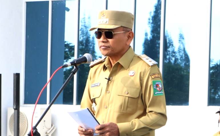 PERDANA: Bupati Simalungun, H Anton Achmad Saragih pimpin apel perdana gabungan di jajaran Pemkab Simalungun, Selasa(4/3/2025).