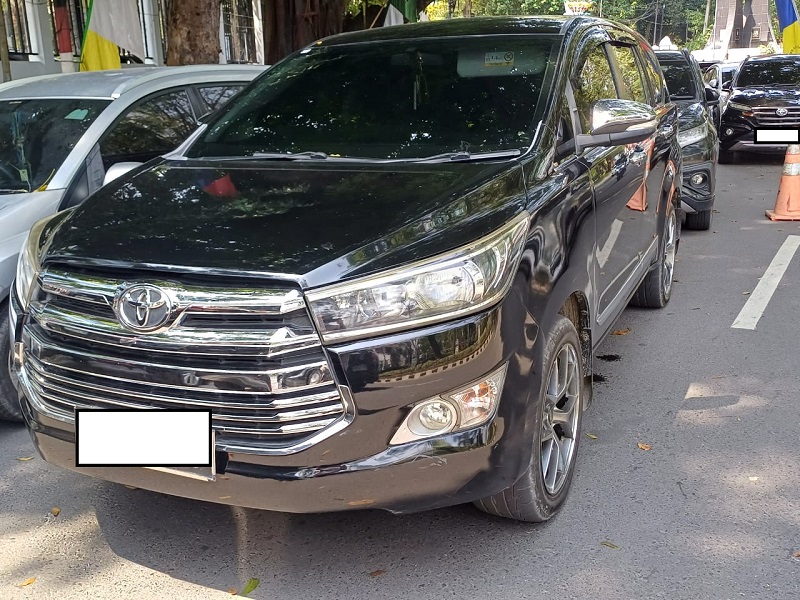 PARKIR: Sejumlah mobil dinas pejabat Pemko Medan terparkir di badan Jalan Kapten Maulana Lubis dan Jalan Imam Bonjol, Kota Medan, Selasa&nbsp;(4/3/2025).(Markus Pasaribu/Sumut Pos)
