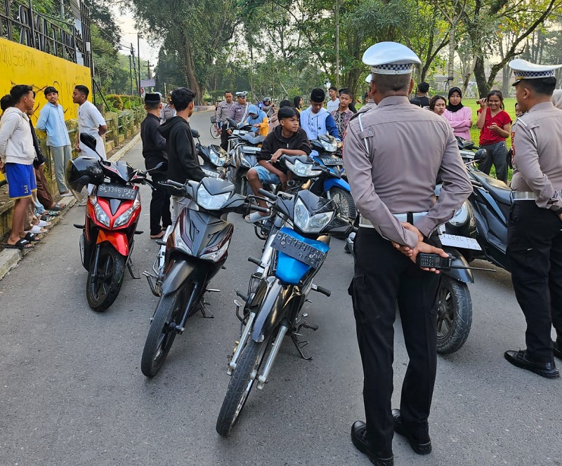 PENINDAKAN: Satlantas Polres Langkat melakukan penindakan saat asbuh&nbsp;di&nbsp;Stabat.(Istimewa/Sumut Pos)
