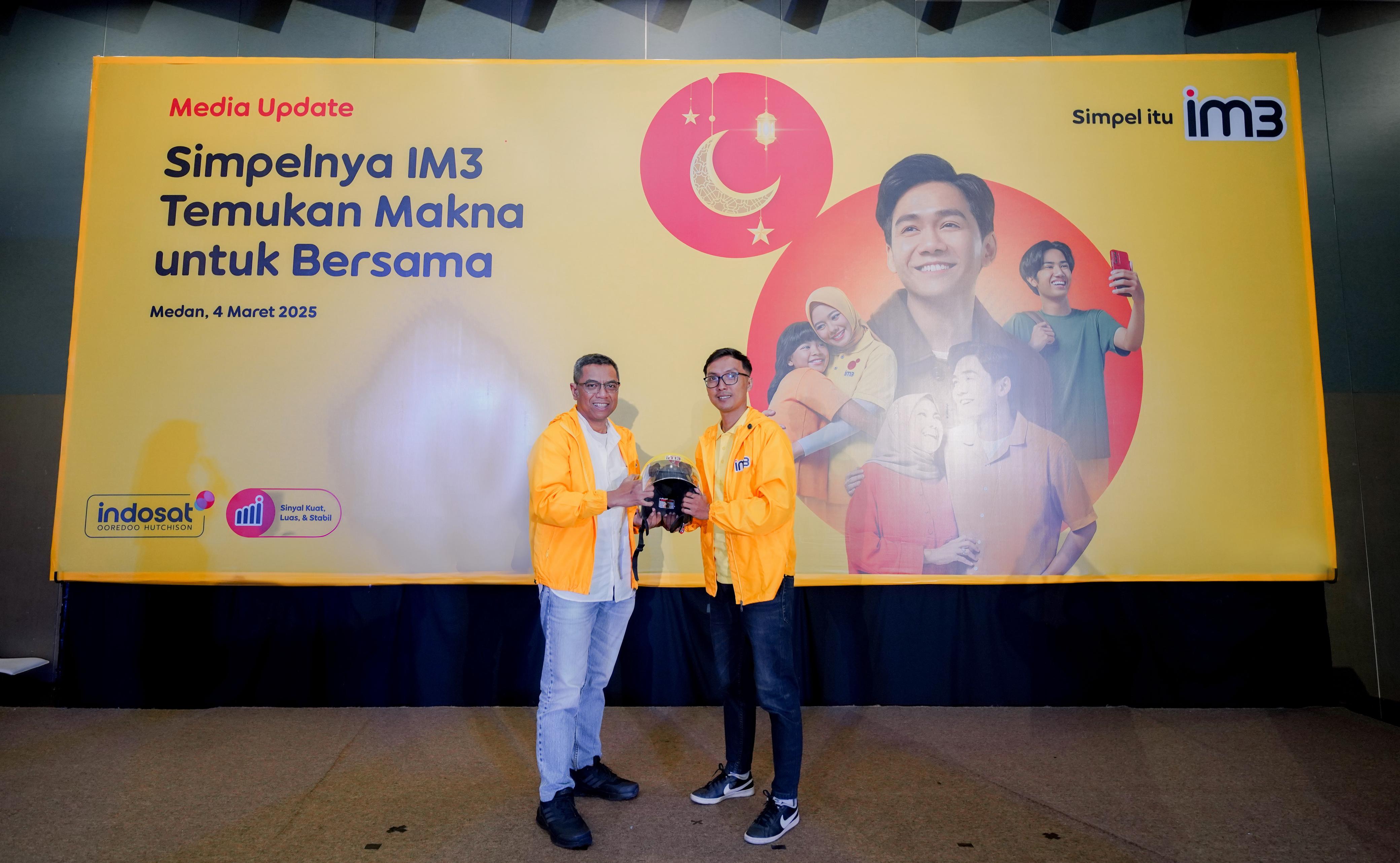 BERSAMA: Manajemen Indosat berfoto saat sosialisasi Simpelnya IM3 di Medan, Selasa (4/3/2025). (Dok: Indosat)