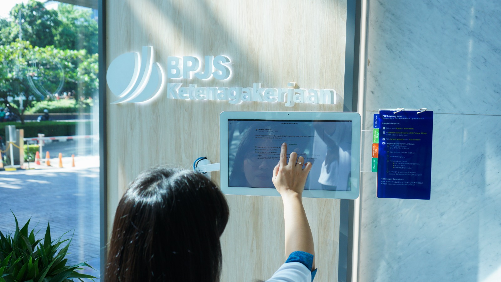 REGULASI: Masyarakat saat melihat pengumuman dalam regulasi baru di Kantor BPJS Ketenagakerjaan.(Istimewa/Sumut Pos)