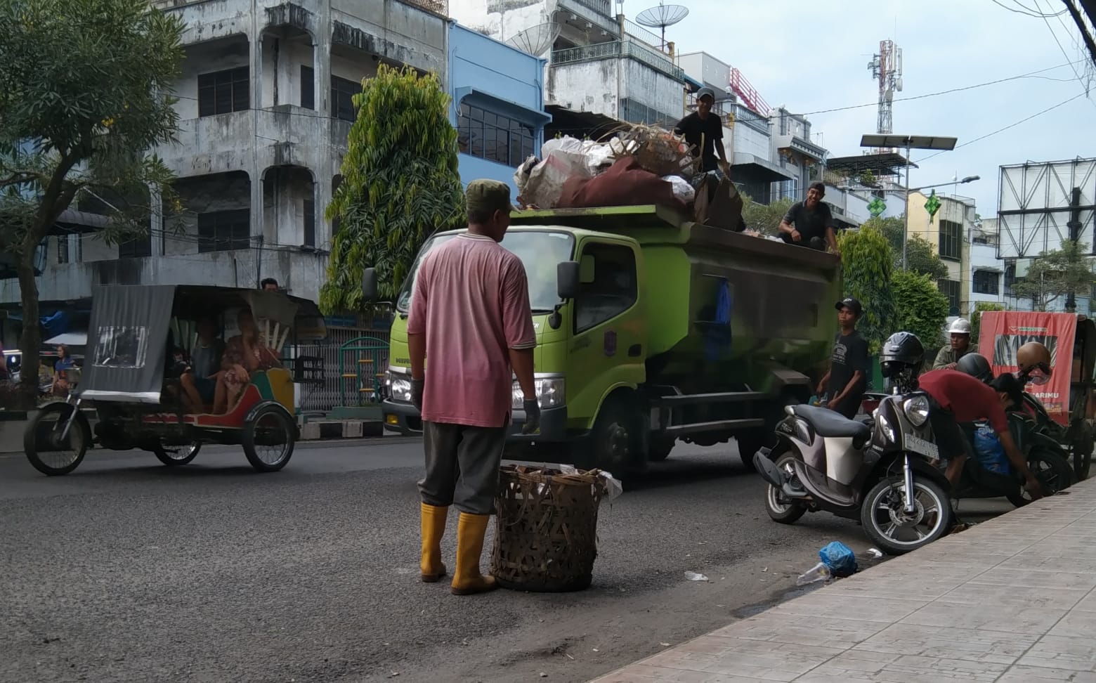 ANGKUT: Petugas kebersihan yang mengangkut sampah kembali bekerja di Jalan Sudirman,&nbsp;Binjai&nbsp;Kota.(Istimewa/Sumut Pos)