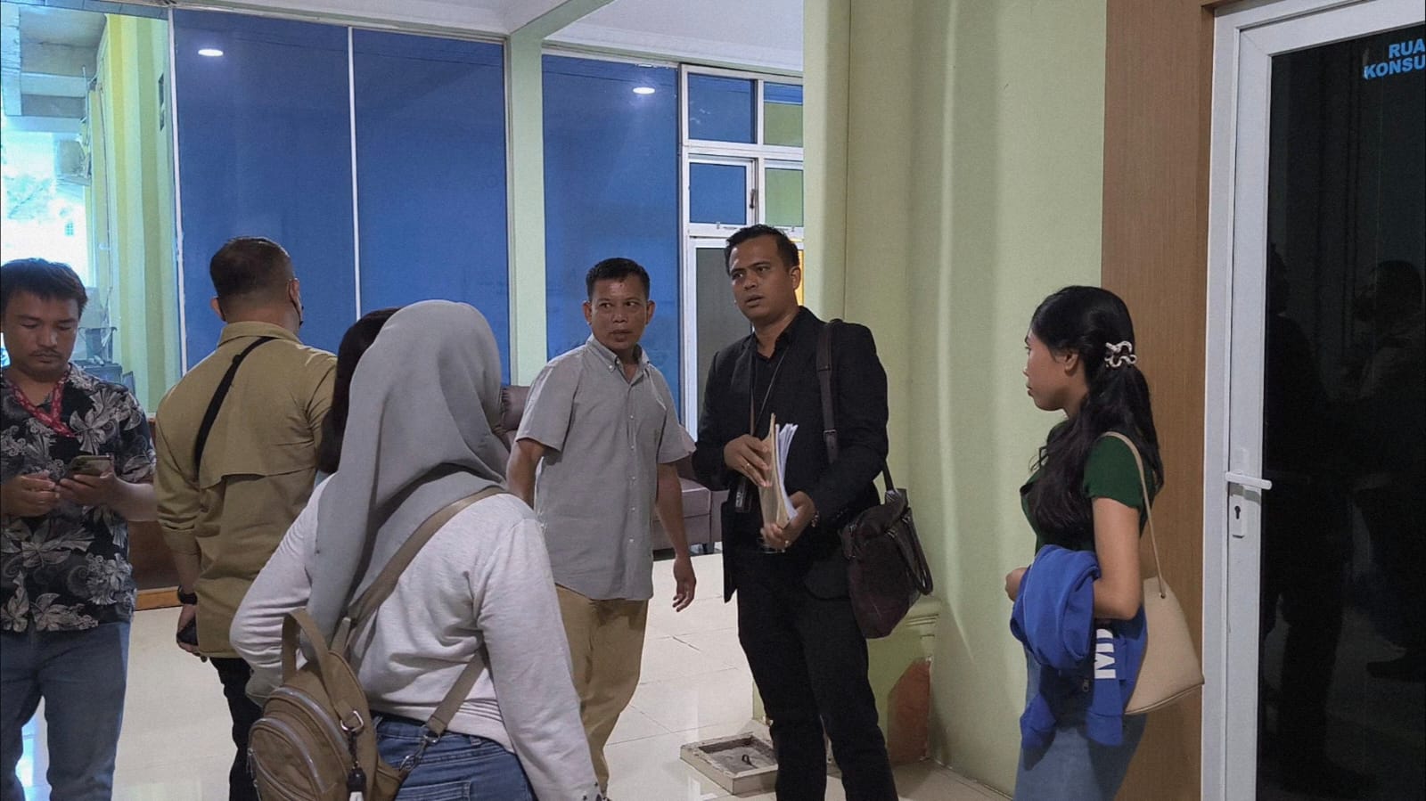 DATANGI: Tiopan Tarigan (dua dari kanan), anak korban dugaan malapraktik saat datangi&nbsp;RSUD&nbsp;Djoelham.(Teddy Akbari/Sumut Pos)