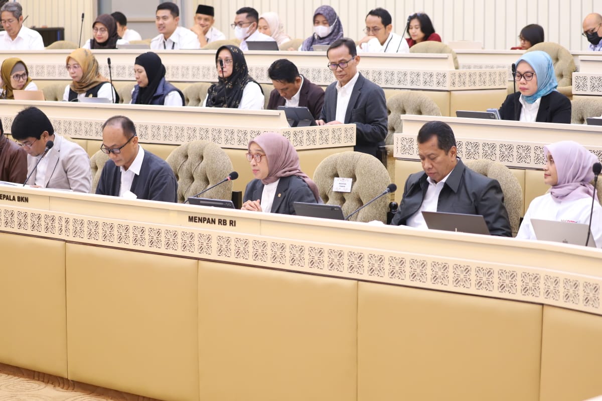 RAPAT: Menpan RB, Rini Widyatinia hadir dalam rapat bersama Komisi II DPR RI, pemerintah mengusulkan pengunduran pengangkatan ASN dan PPPK. (Dok; MENPANRB-Laman Pan RB)