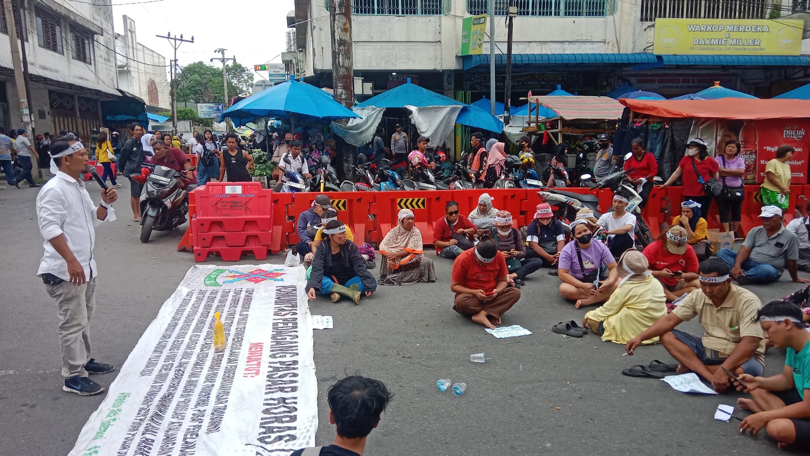 UNJUKRASA: Para pedang berunjukrasa menyampaikan aspirasi mereka agar Wali Kota yang baru dilantik membangun kembali Pasar Horas yang terbakar. PRA&nbsp;EVASI/SUMUT&nbsp;POS