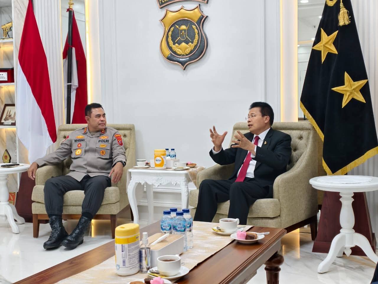 Ephorus HKBP, Pendeta Victor Tinambunan bersama Kapolda Sumut, Irjen Pol Whisnu Hermawan&nbsp;Februanto.