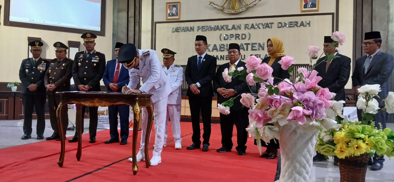 BERITA ACARA: Penandatanganan Sertijab Bupati Labusel periode 2021-2024, H Ahmad Padli Tanjung kepada Bupati Labusel Terpilih, Fery Saputra Simatupang periode 2025-2030. ISTIMEWA/SUMUT&nbsp;POS