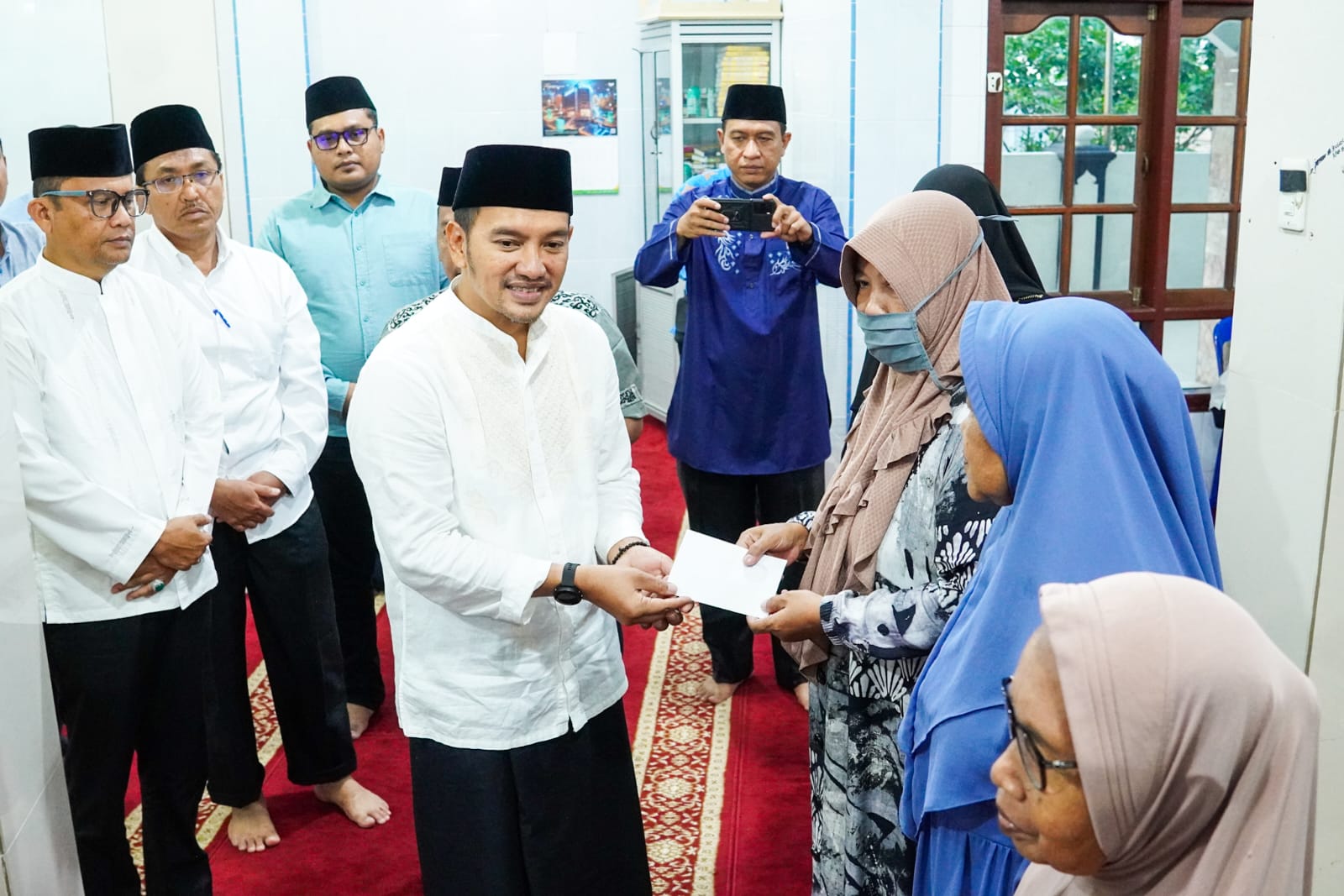 SAFARI: Wali Kota Tebingtinggi Iman Irdian Saragih didampingi Wakil Wali Kota Chairil Mukmin Tambunan dan Plt Sekdako Kamlan Mursyid saat melakukan safari Ramadan di Mesjid Baiturahman.