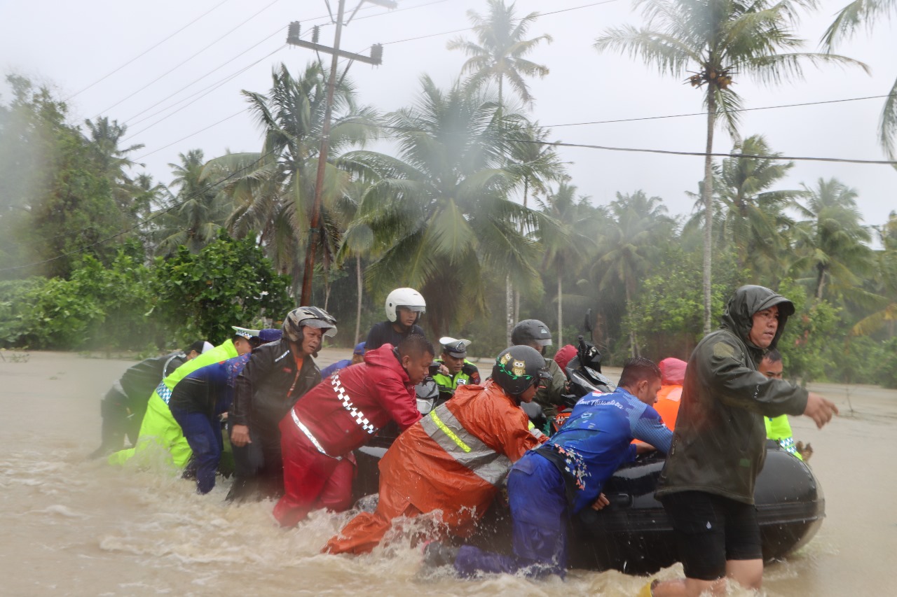 EVAKUASI: Personel Kepolisian saat melakukan evakuasi kepada warga saat banjir di Nisel. Sumut Pos/Dokumen&nbsp;Pribadi