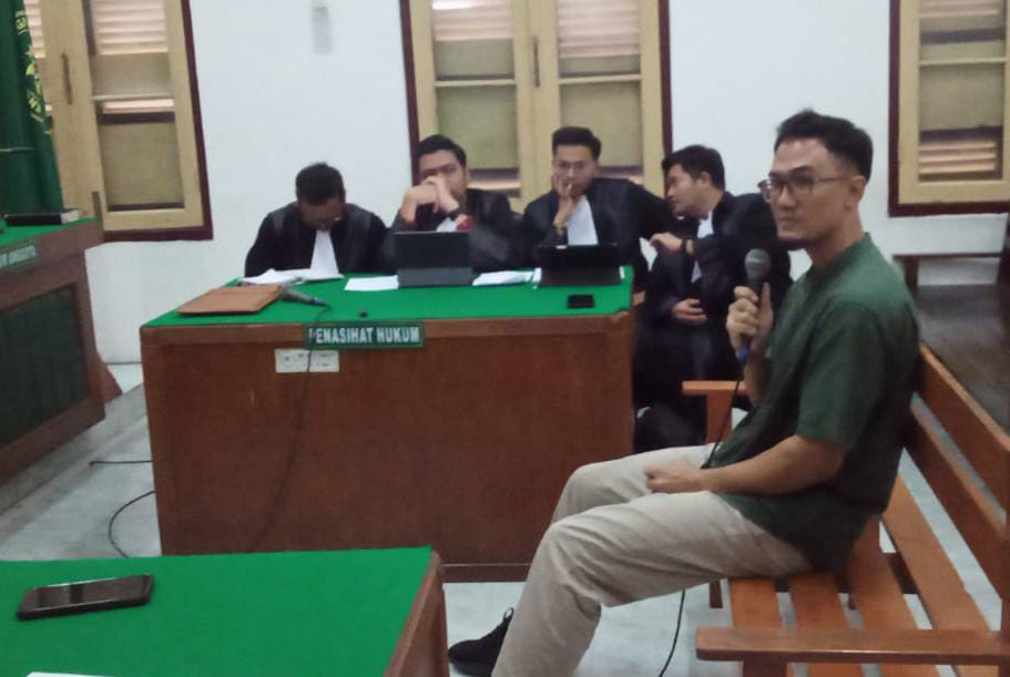 JALANI SIDANG: Eks Timnas U20 Irfan Raditya, terdakwa kasus korupsi saat menjalani sidang di Pengadilan Tipikor Medan. (ISTIMEWA/SUMUT&nbsp;POS)