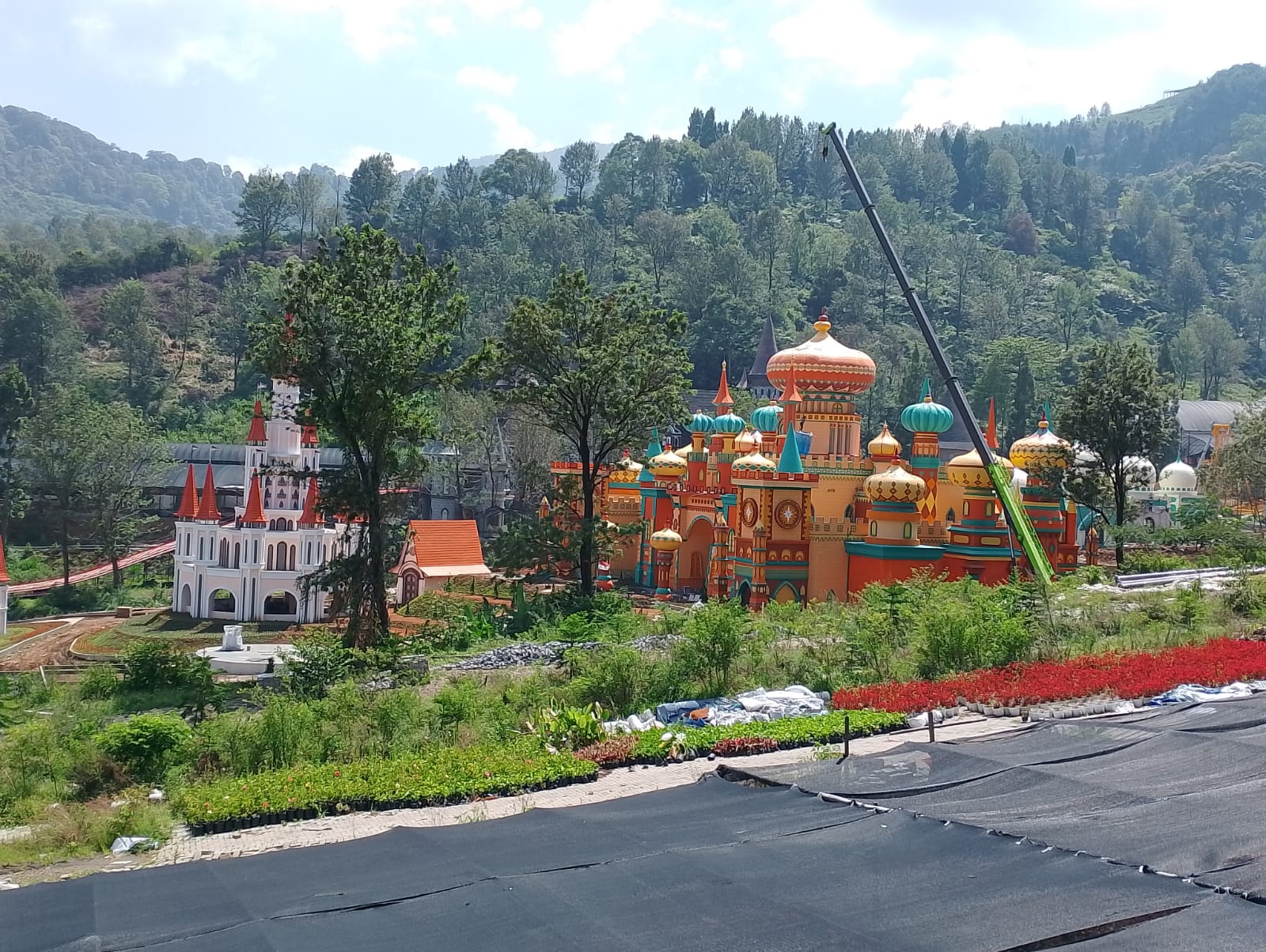 BONGKAR: Hibics Fantasy atau Disney Land Puncak yang akan dibongkar. (Dok: ist)
