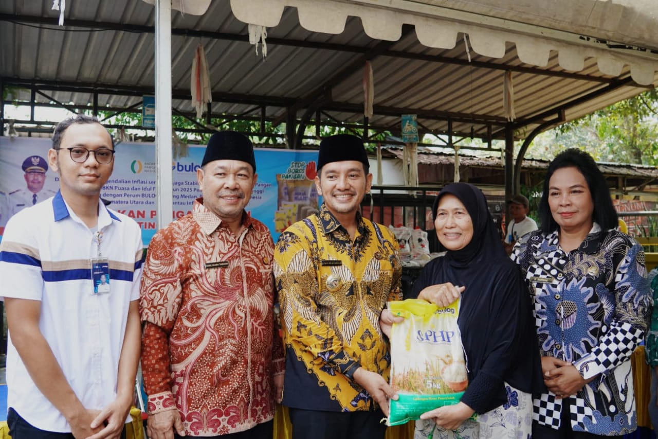 TINJAU: Wali Kota Tebingtinggi Iman Irdian Saragih didampingi Wakil Wali Kota Chairil Mukmin Tambunan meninjau pelaksanaan Gerakan Pangan Murah di Kantor Kecamatan Rambutan. ISTIMEWA/SUMUT&nbsp;POS