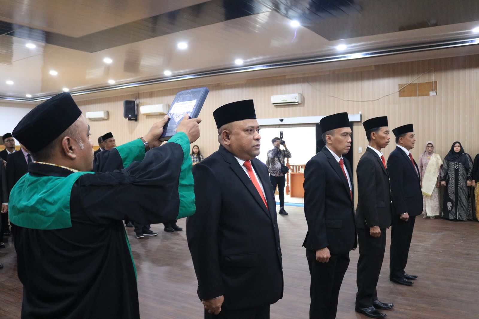 DILANTIK: Empat pejabat eselon II yang dilantik perdana oleh Amir Hamzah dan&nbsp;Hasanul&nbsp;Jihadi.(Diskominfo Binjai/Sumut Pos)