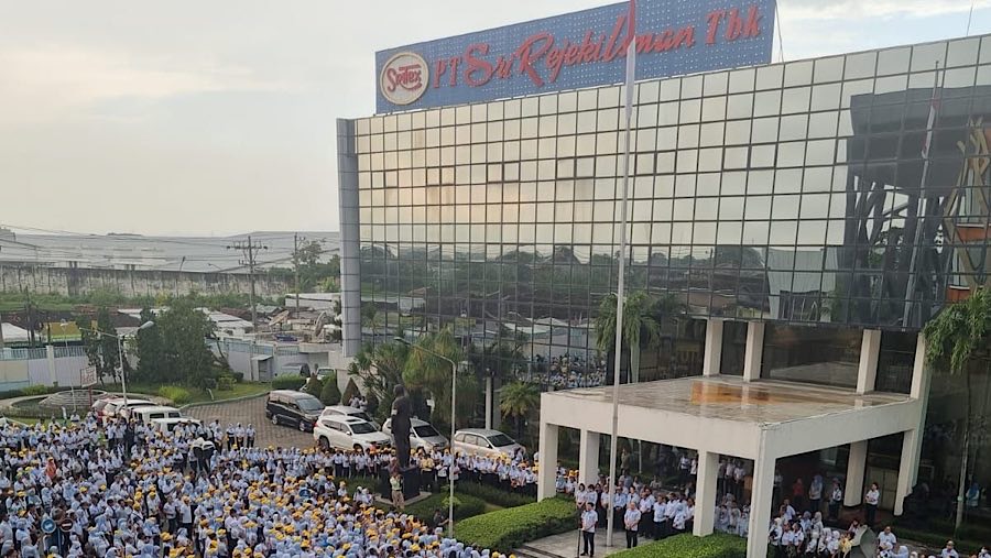 KUMPUL: Buruh dan manajemen Sritex berkumpul di depan gedung Sritex, di Jawa Tengah, Jumat (28/2/2025). (Dok: Sritex)