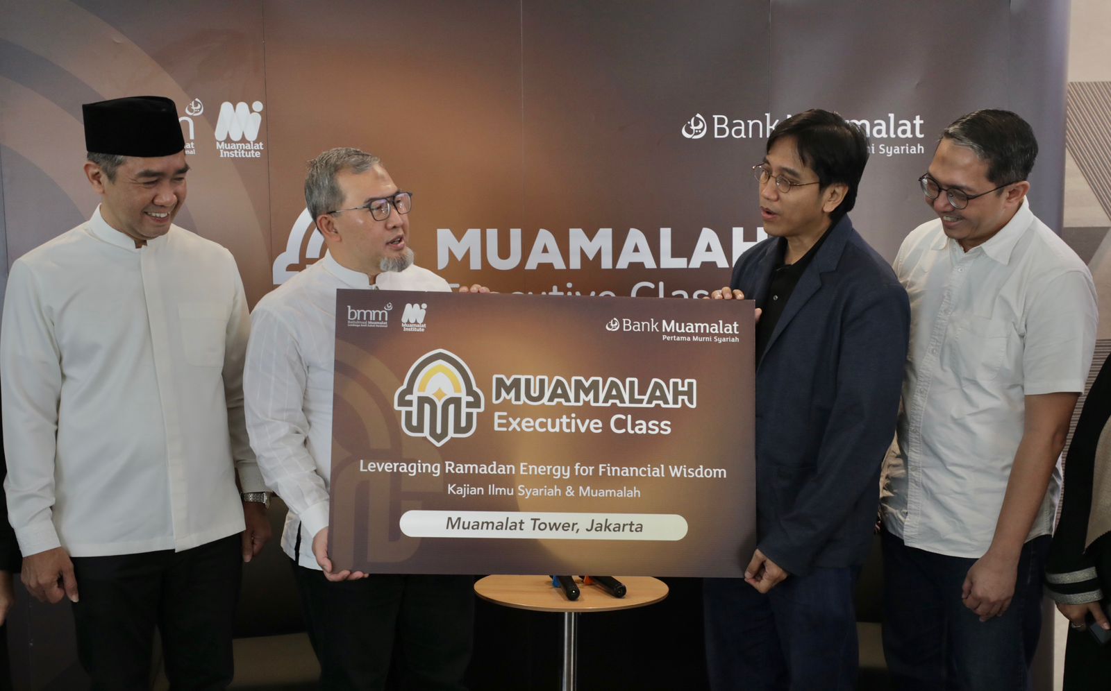 MUAMALAH: Board of Management PT Bank Muamalat Indonesia Tbk berbincang dengan Bendahara Badan Pelaksana Harian Dewan Syariah Nasional MUI M. Gunawan Yasni (kedua kanan) di Jakarta, Sabtu (8/3/2025).