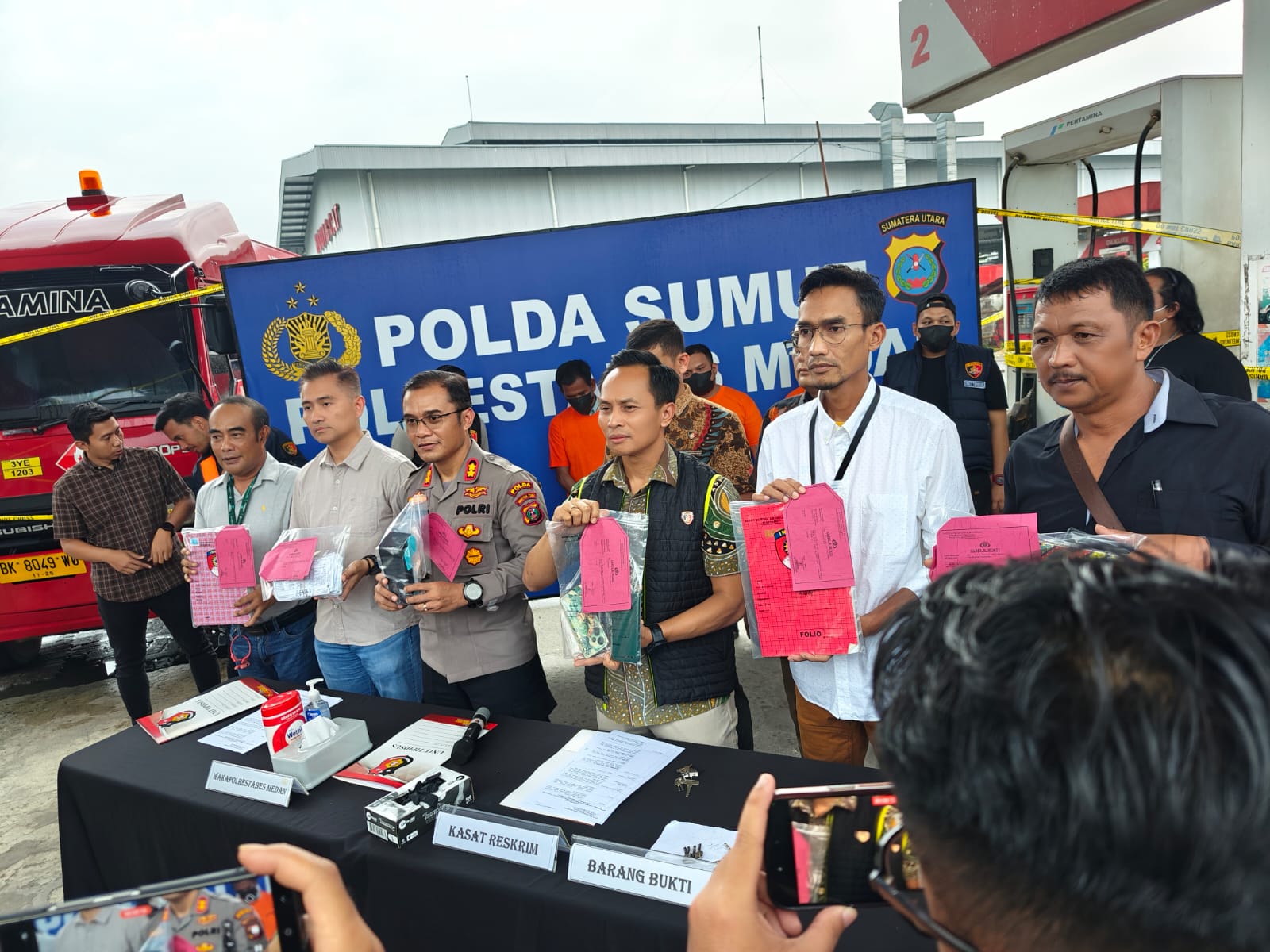 PERS: Poltabes Medan mengadakan konferensi pers terkait dugaan pengoplosan Pertalite di SPBU Jalan Flamboyan, Medan.