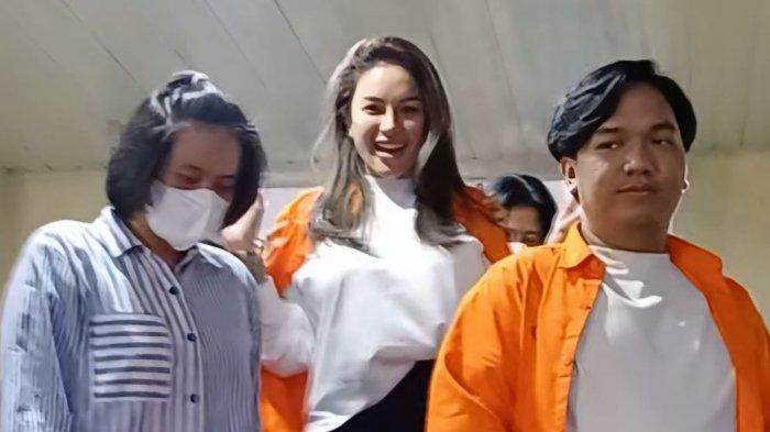 TAHAN: Nikita Mirzani dan asistennya Mail saat ditahan kasus pemerasan Reza Gladys. (Dok: ist)