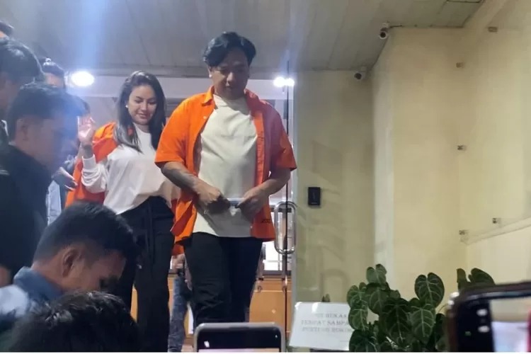 DITAHAN: Nikita Mirzani dan rekannya ditahan atas kasus melakukan pemerasan. FOTO: DOK/JAWA POS