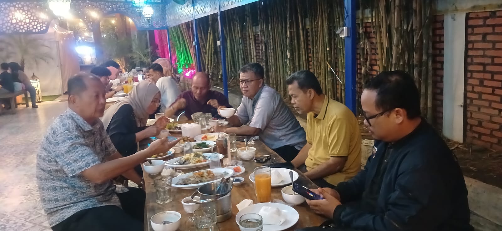 BUKA PUASA: Forum Sumber Daya Air (FSDA) Sumatera Utara menggelar Buka Puasa bersama dengan pengurus, yang digelar di Kembar Cafe, Jalan Sakti Lubis, Medan, Jumat (7/3/2025). ISTIMEWA/SUMUT&nbsp;POS