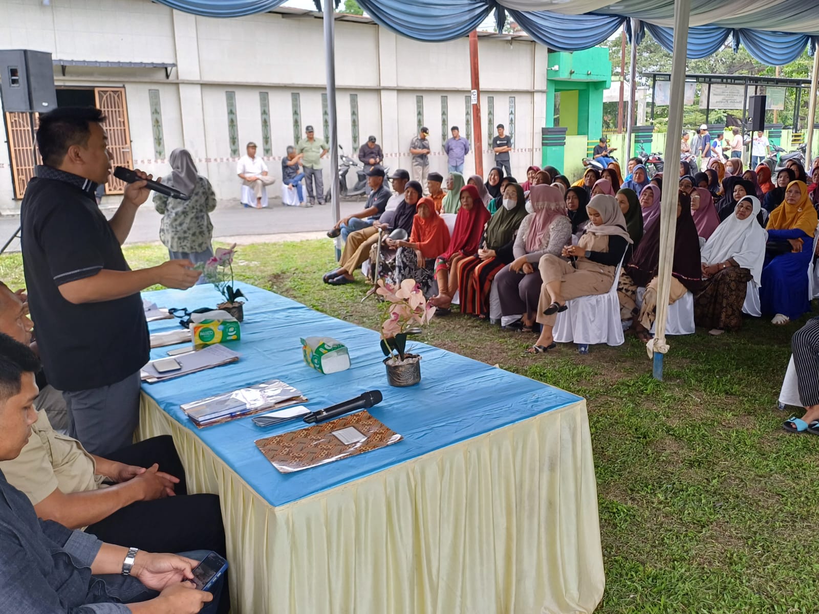 Wakil Ketua DPRD Kota Medan, Zulkarnaen S.K.M menggelar Sosialisasi Perda Kota Medan No.6 Tahun 2023 di Jalan Yos Sudarso, Tanjung Mulia, Medan Deli, Minggu (9/3/2025). (Markus Pasaribu/Sumut Pos)