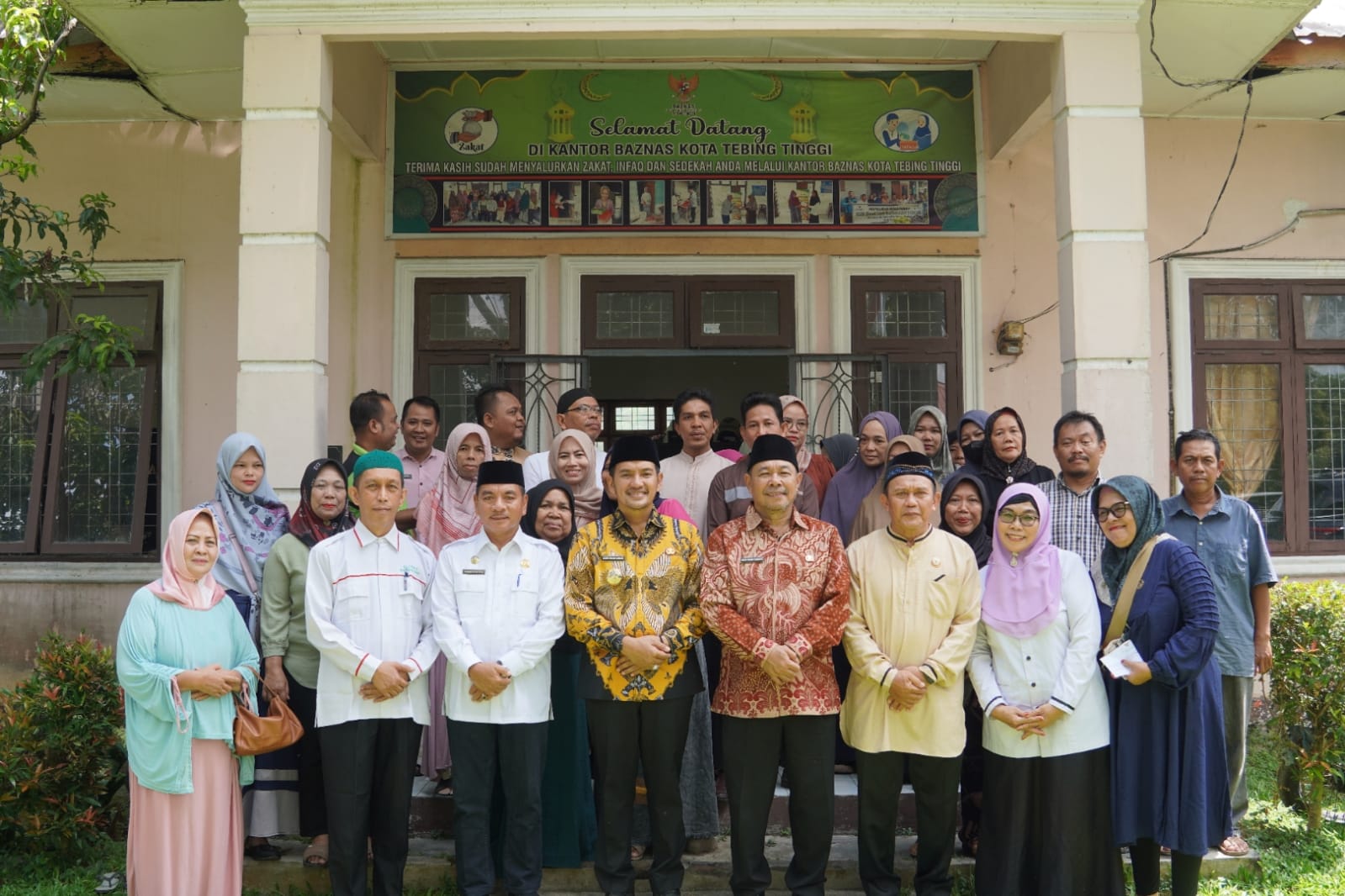 SAKSIKAN: Wali Kota Tebingtinggi Iman Irdian Saragih, Wakil Wali Kota Chairil Mukmin Tambunan dan Plt Sekdako Kamlan Mursyid menyaksikan pemberian bantuan kepada 27 pelaku UMKM di Kota.