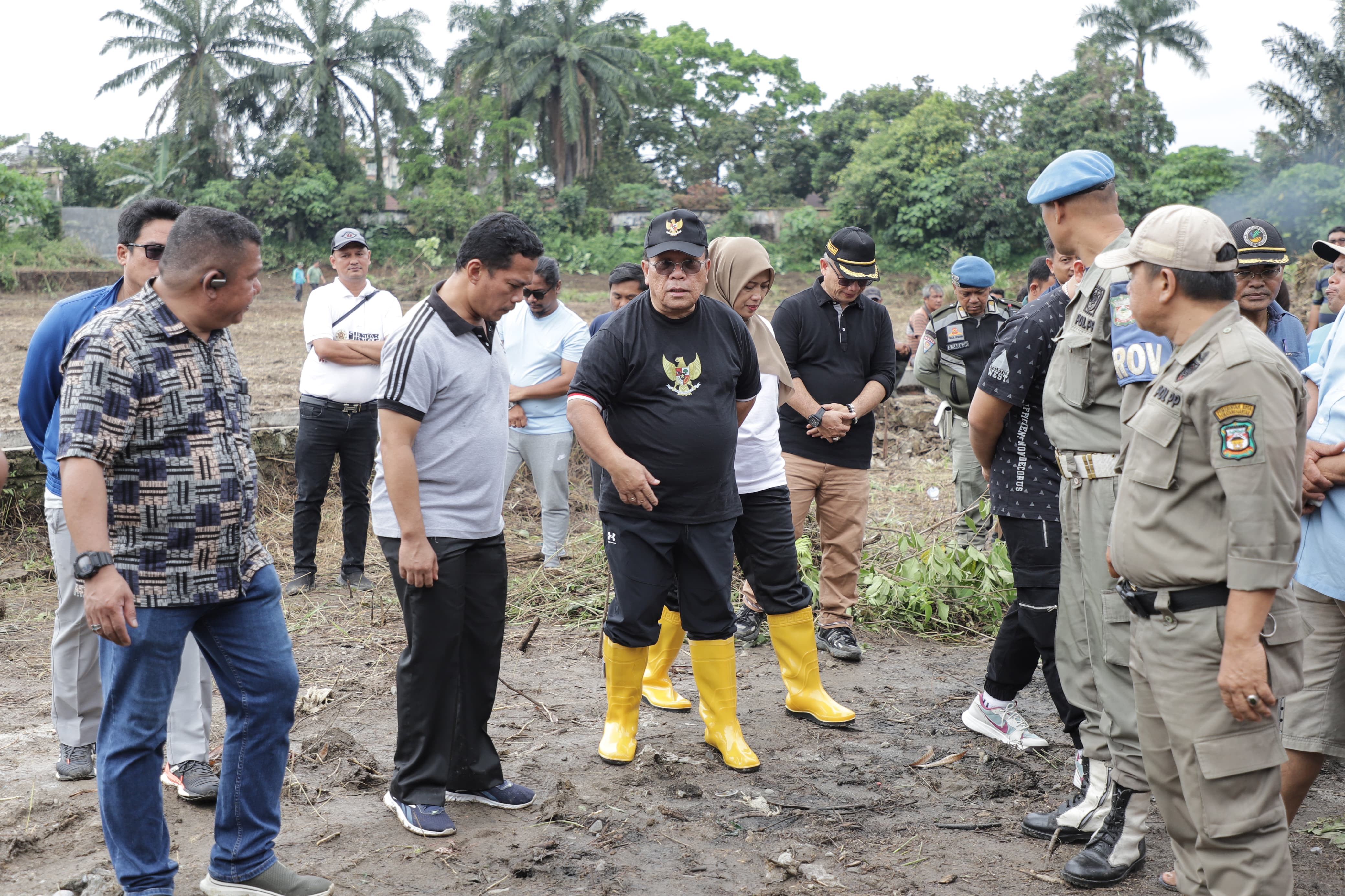BERSIH: Tampak kawasan stadion sudah mulai bersih. PRA EVASI/SUMUT&nbsp;POS