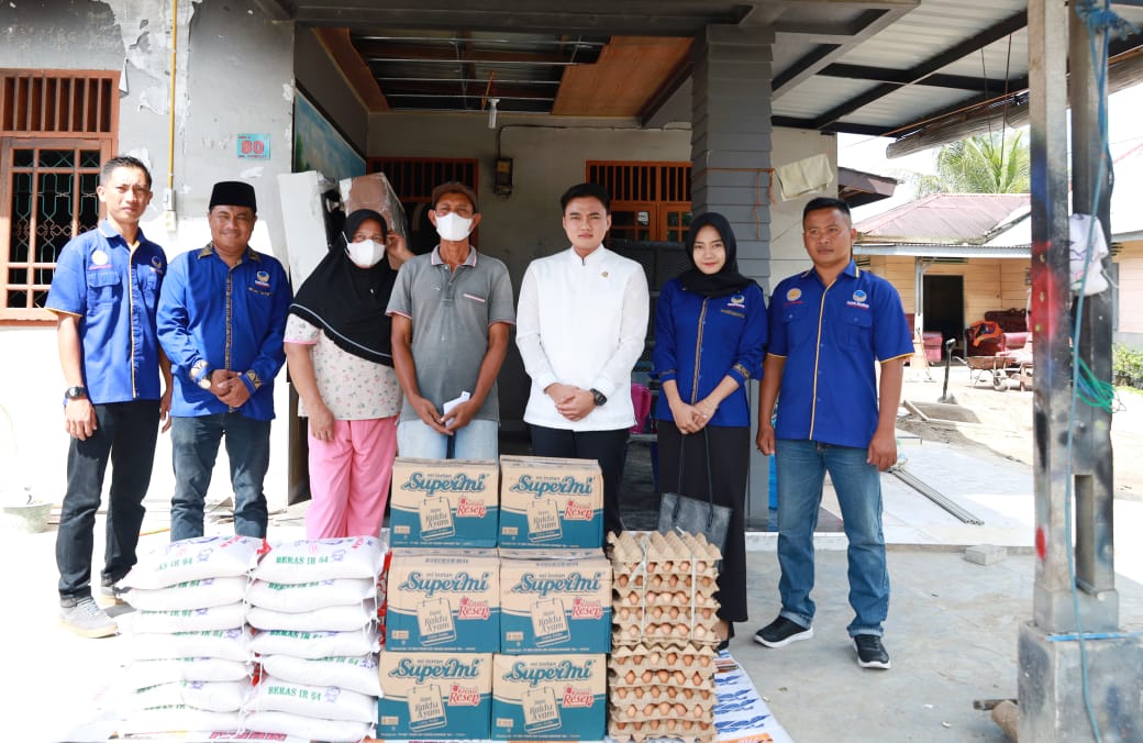 BANTUAN: Ricky Anthony saat menyerahkan bantuan sosial kepada korban&nbsp;kebakaran.(Istimewa/Sumut Pos)