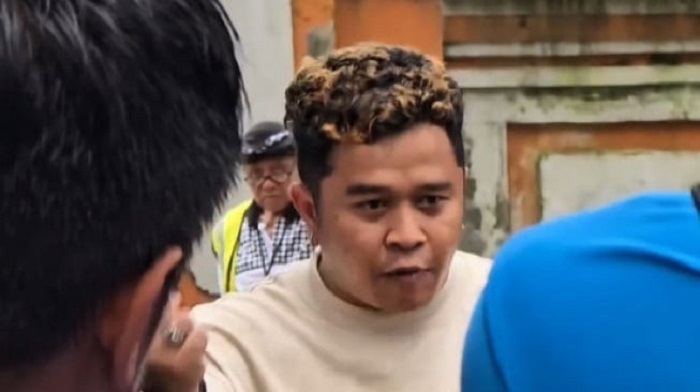 DIAMANKAN: Catur Adi Prianto saat diamankan petugas Bareskrim Mabes Polri. FOTO: JAWA POS